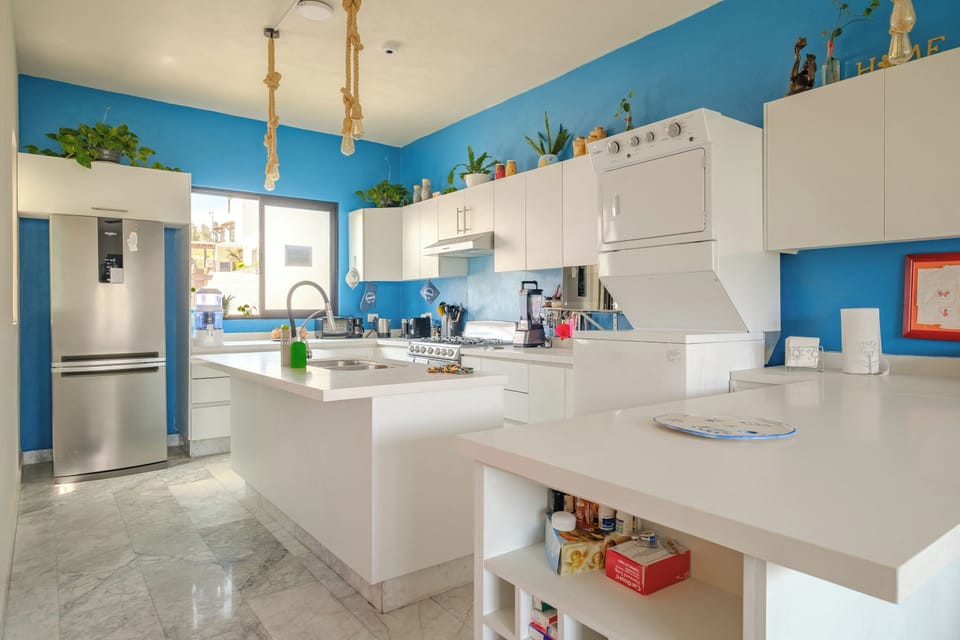 Full-size fridge, microwave, oven, stovetop