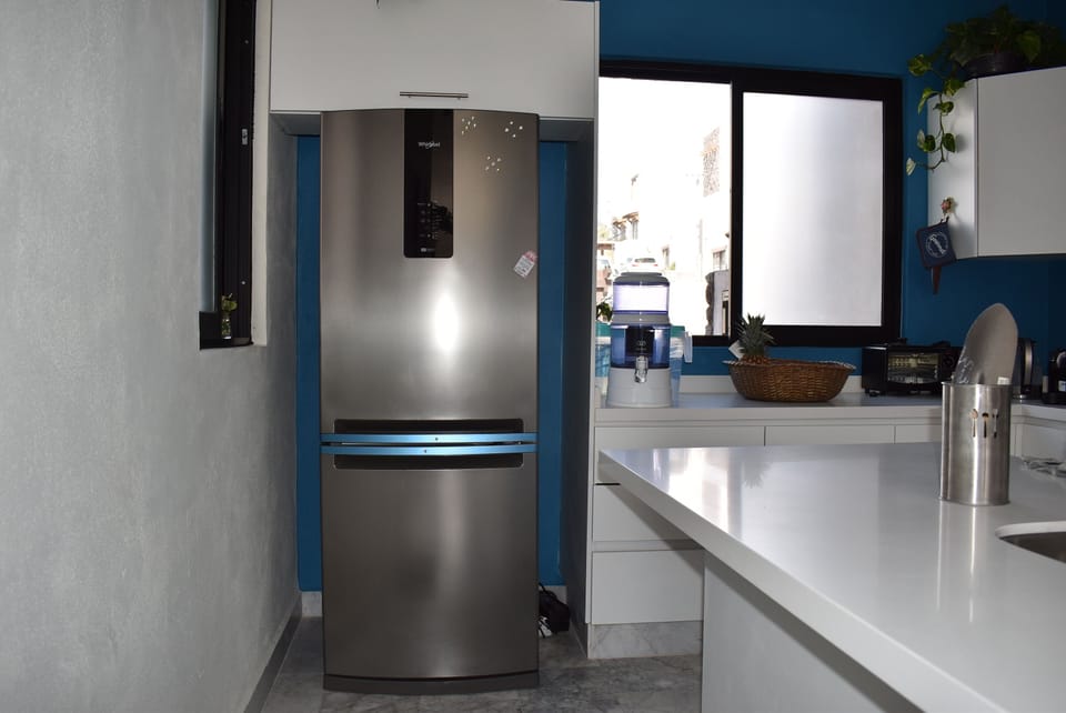 Full-size fridge, microwave, oven, stovetop