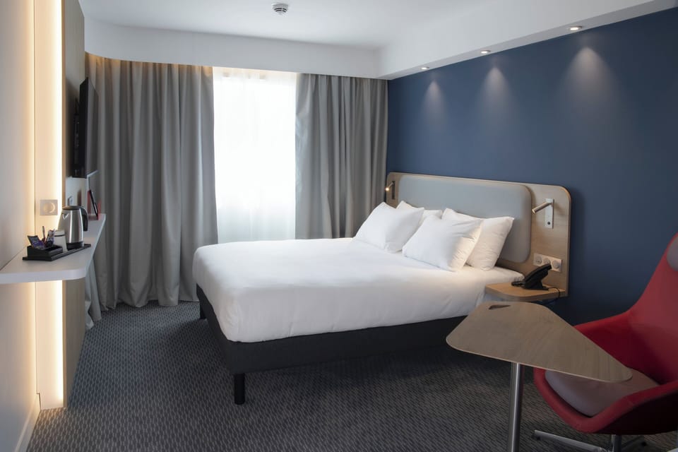 Standard Room, 1 Queen Bed | Desk, laptop workspace, blackout drapes, soundproofing