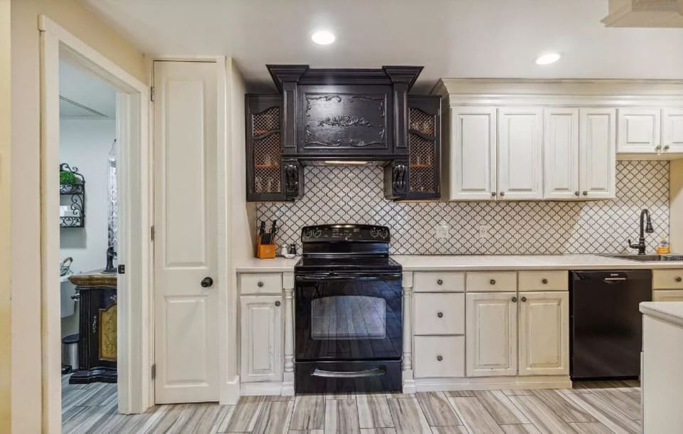 Full kitchen