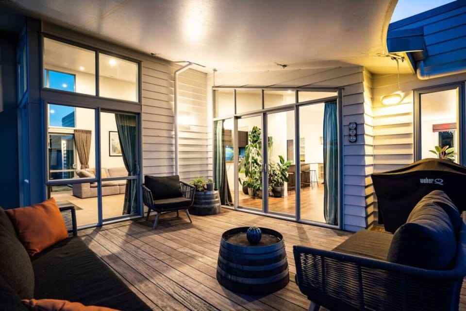 Nice outdoor entertaining area overlooking golf course