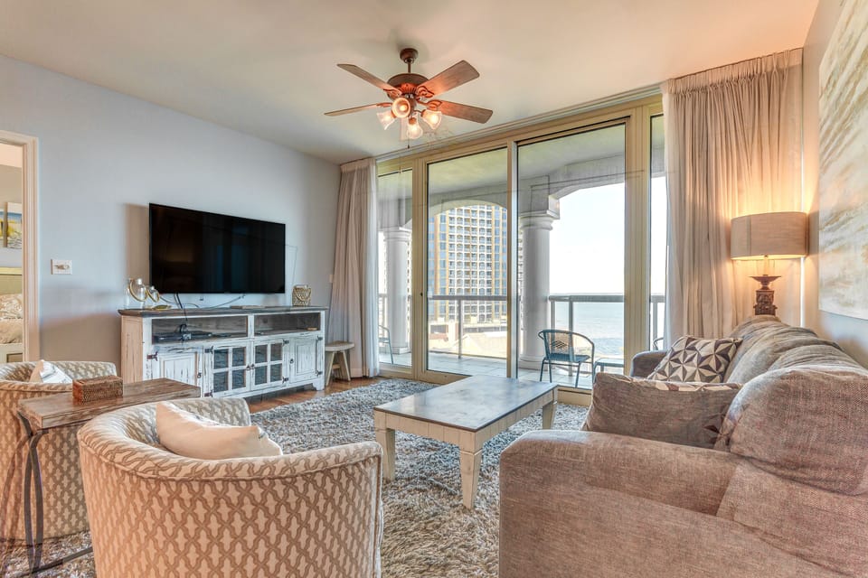 Living Room | Free WiFi | Central Heating & A/C | Smart TV