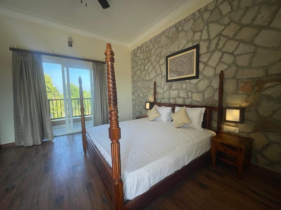 1 bedroom, desk
