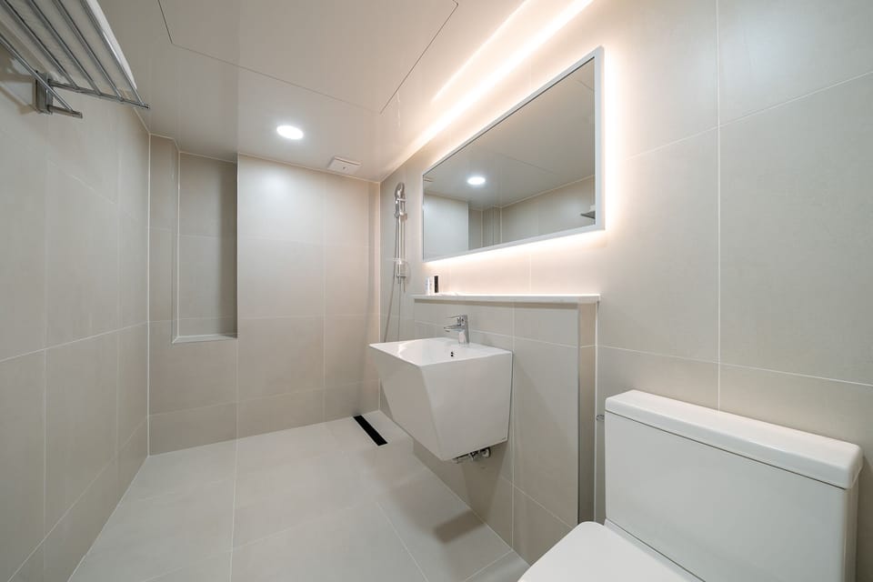 Premium Room | Bathroom | Shower, designer toiletries, hair dryer, bathrobes