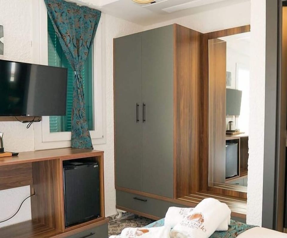 Standard Room, 1 Queen Bed, Non Smoking, Garden Area | Soundproofing, free WiFi