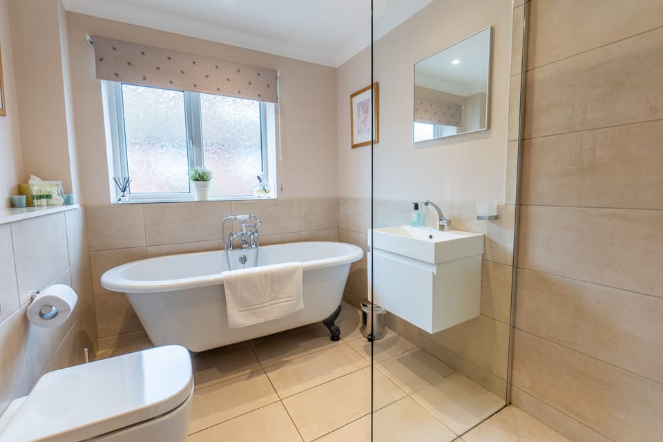 House, 2 Bedrooms | Bathroom | Separate tub and shower, deep soaking tub, eco-friendly toiletries