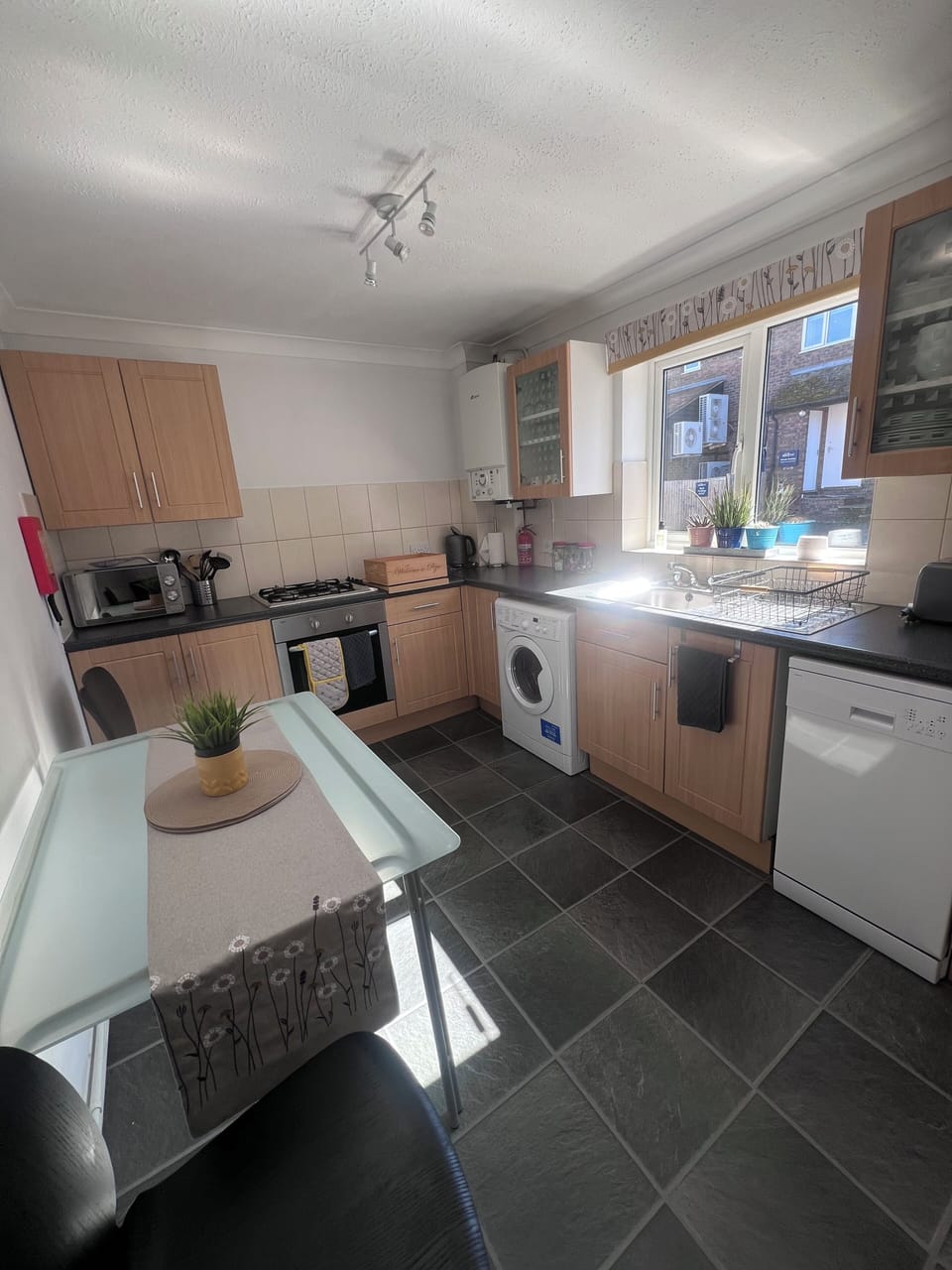 House, 2 Bedrooms | Private kitchen | Fridge, microwave, oven, stovetop