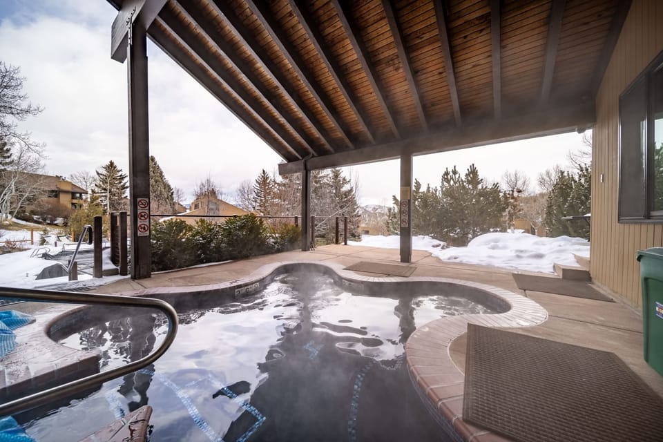Large hot tub with multiple pockets in building complex