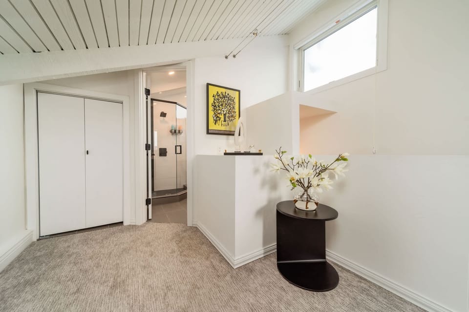 Primary bedroom with en-suite full bathroom