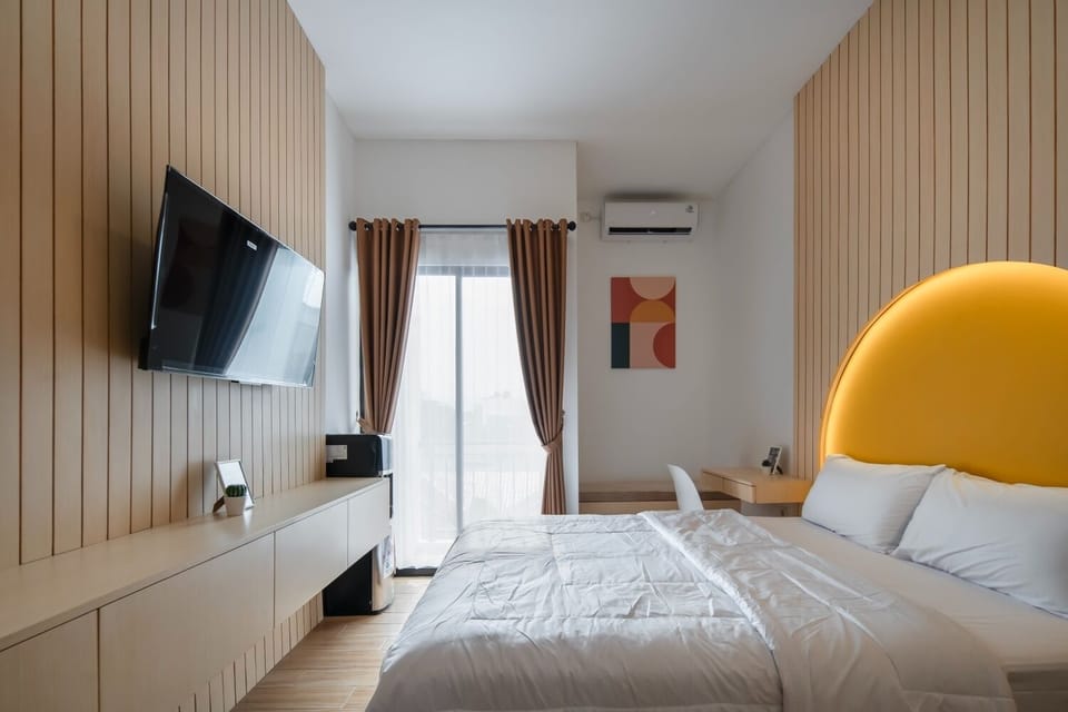 Deluxe Room, 1 Queen Bed, Non Smoking, City View | Minibar, desk, laptop workspace, free WiFi