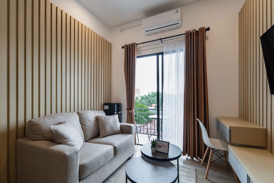 Deluxe Apartment, 2 Bedrooms, Non Smoking, City View | Living room | 32-inch Smart TV with cable channels