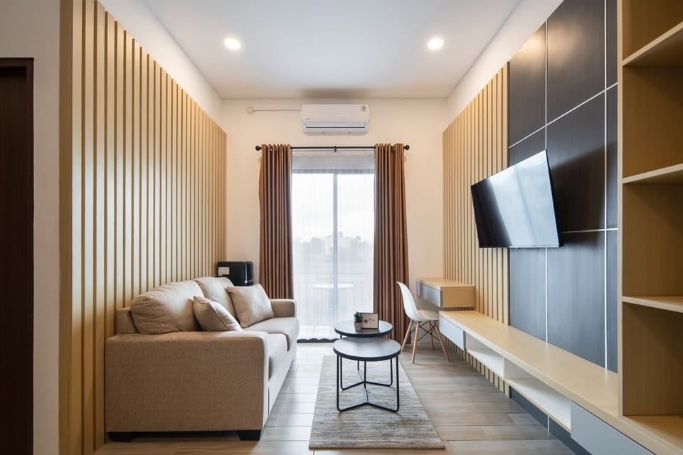 Deluxe Apartment, 2 Bedrooms, Non Smoking, City View | Living room | 32-inch Smart TV with cable channels