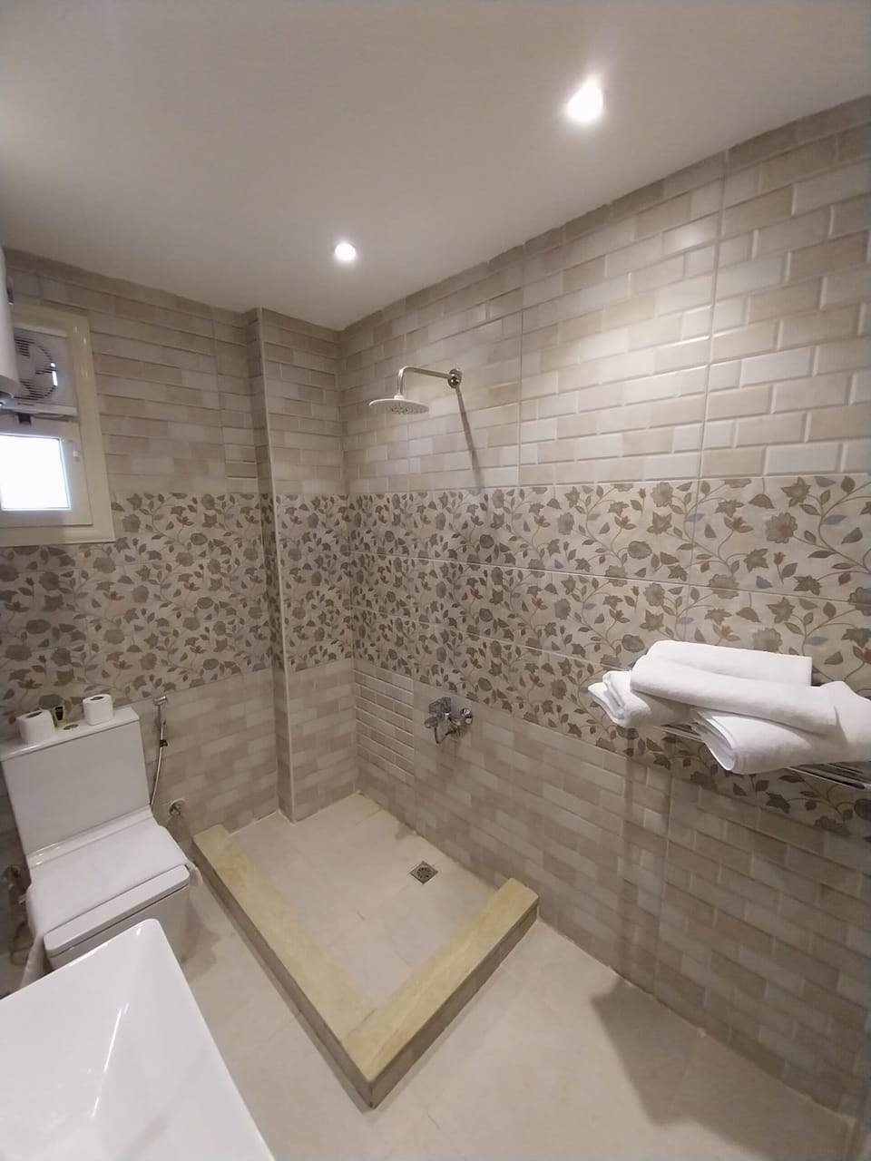 Deluxe Twin Room, 1 Double Bed, Balcony | Bathroom | Separate tub and shower, jetted tub, rainfall showerhead, hair dryer