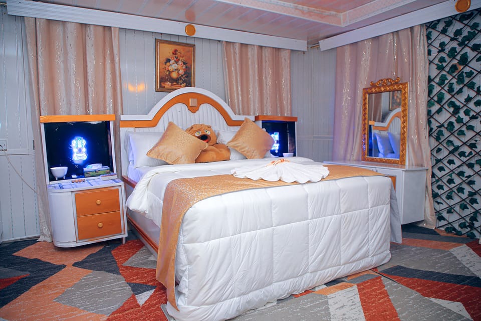 Luxury Room | 5 bedrooms, desk