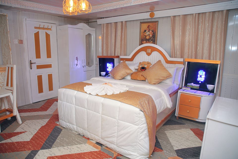 Luxury Room | 5 bedrooms, desk