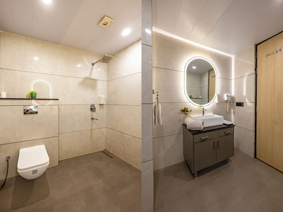 Deluxe Room | Bathroom | Hair dryer, slippers, towels