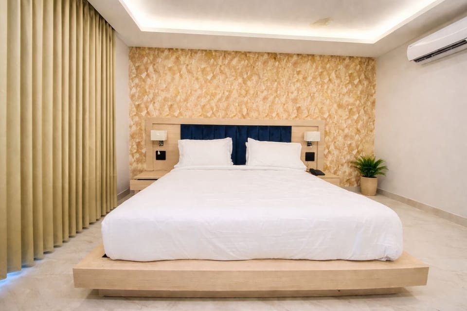 Deluxe Room | Blackout drapes, iron/ironing board (on request), WiFi (free)