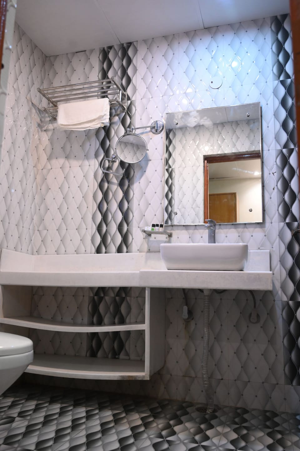 Deluxe Double Room | Bathroom | Slippers