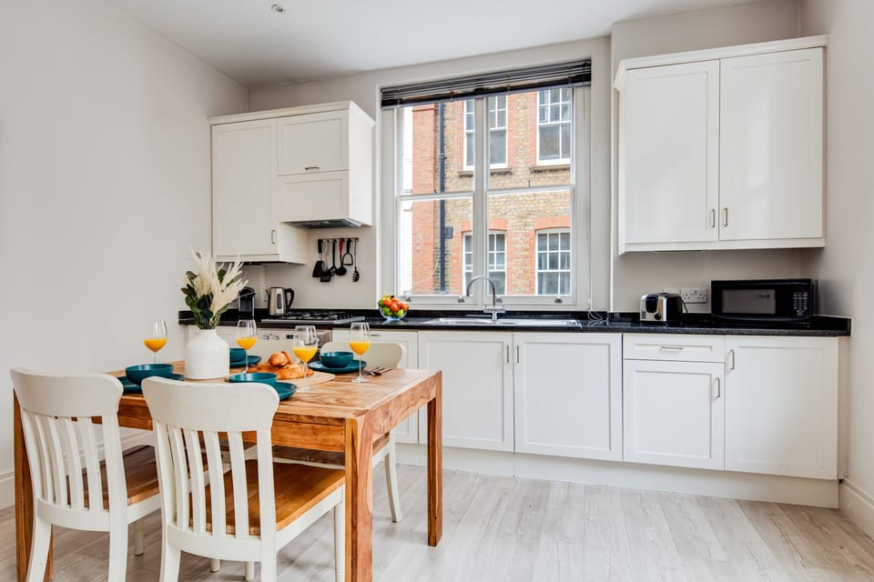 City Apartment | Private kitchen | Full-size fridge, microwave, oven, stovetop