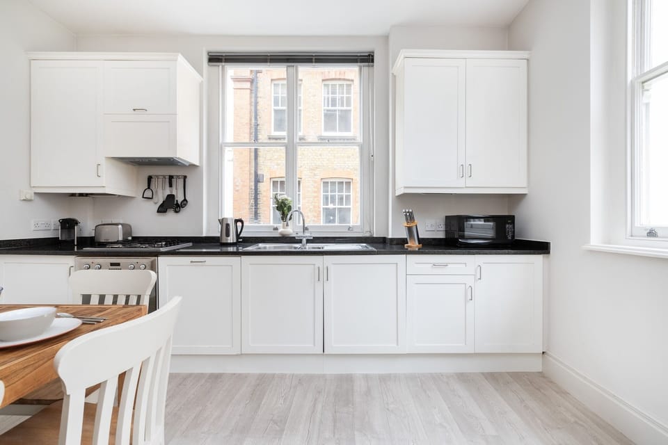 City Apartment | Private kitchen | Full-size fridge, microwave, oven, stovetop