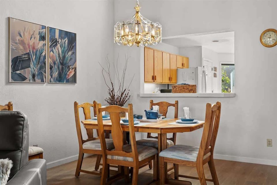 Dining table for 4 guests