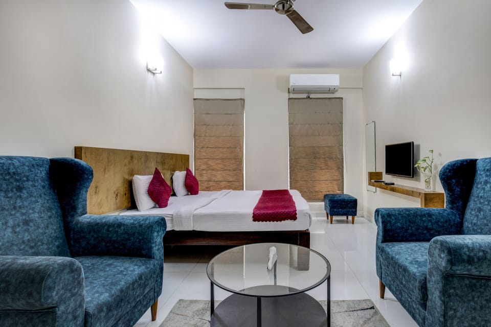 Premium Room | Bathroom | Combined shower/tub, free toiletries, hair dryer, towels