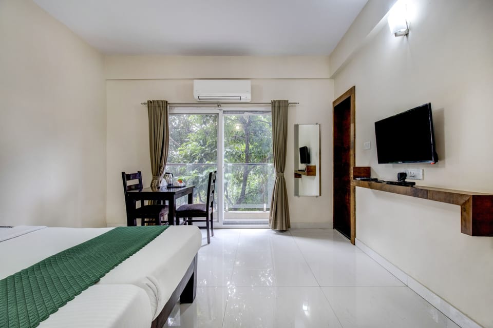 Deluxe Double Room | Bathroom | Combined shower/tub, free toiletries, hair dryer, towels