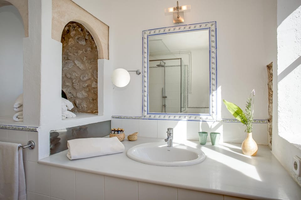 Comfort Double Room | Bathroom | Free toiletries, hair dryer