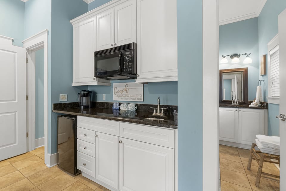House | Private kitchenette | Full-size fridge, microwave, oven, stovetop