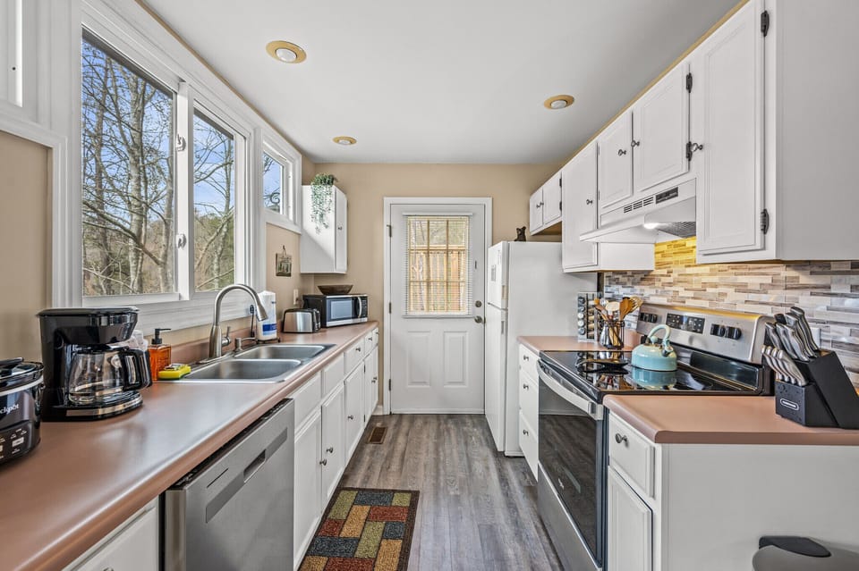 Smoky Dreams' fully equipped kitchen