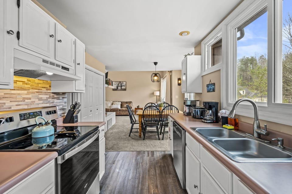 Smoky Dreams' fully equipped kitchen