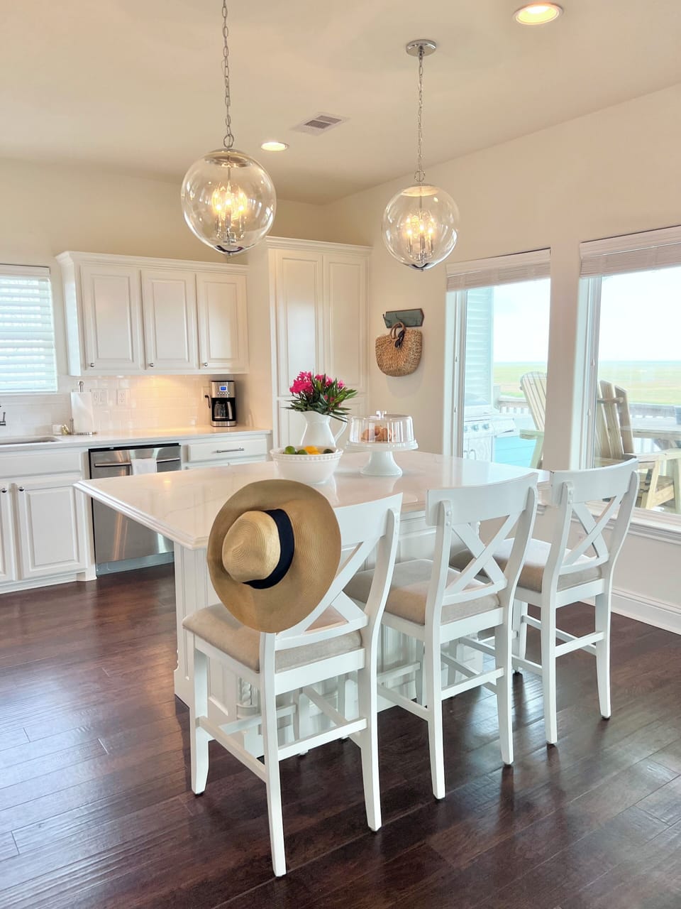 Bright and Clean Kitchen