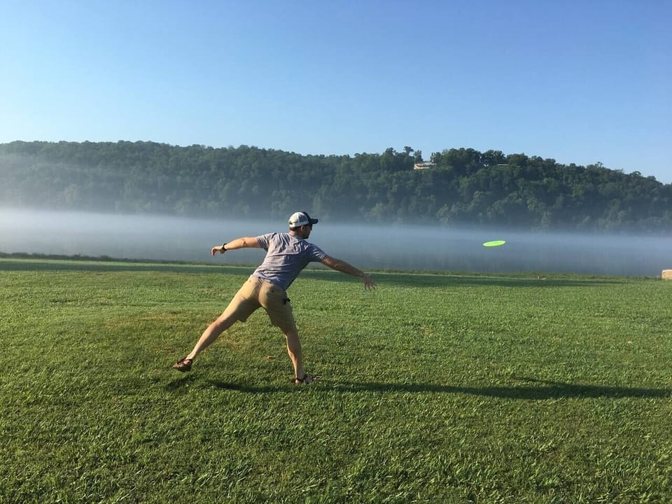 Amazing disc golf corse along the lake just next door!