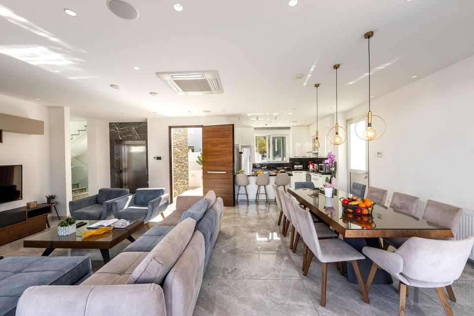 -02-Living And Dining Area