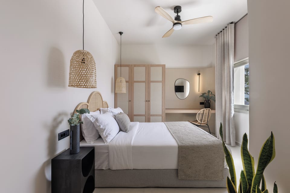 Deluxe Suite, 1 Queen Bed with Sofa bed, Hot Tub, Ocean View | Egyptian cotton sheets, premium bedding, in-room safe