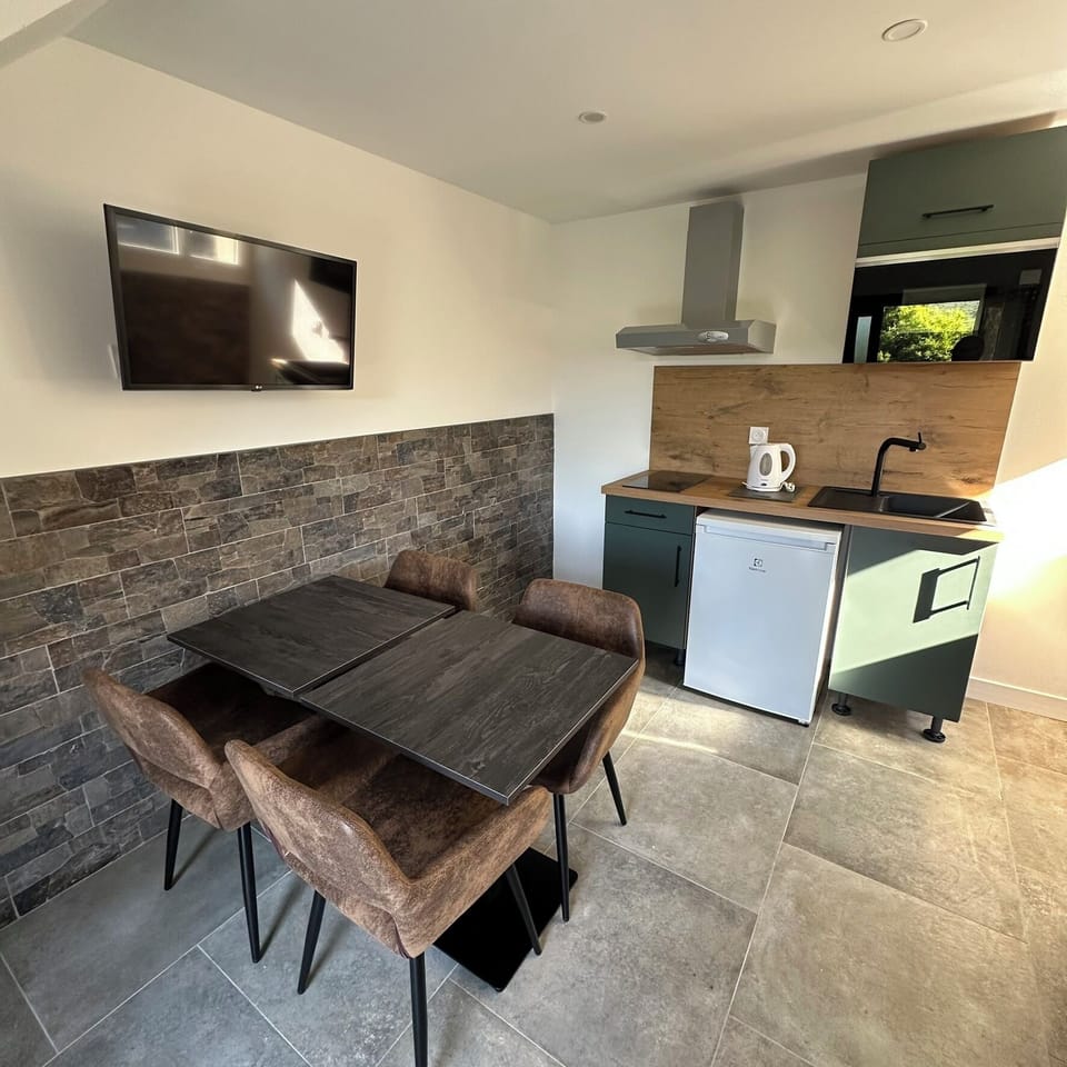 CASA CRUSCIANU | Private kitchen | Fridge, microwave, stovetop, cookware/dishes/utensils