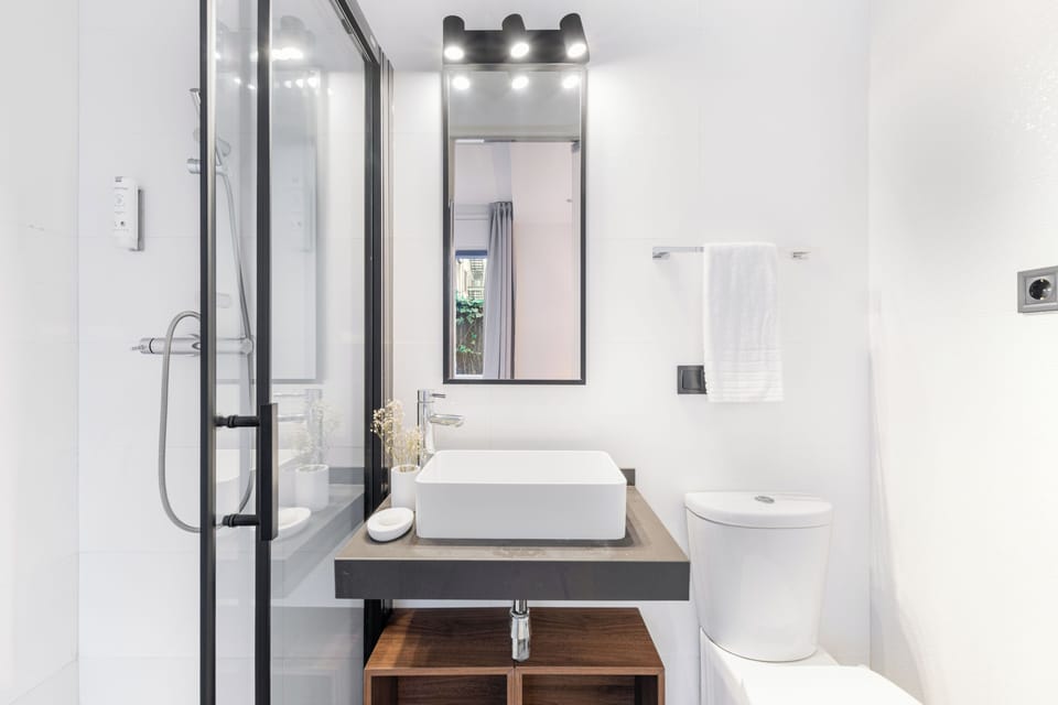 Standard Room | Bathroom | Shower, free toiletries, hair dryer, towels