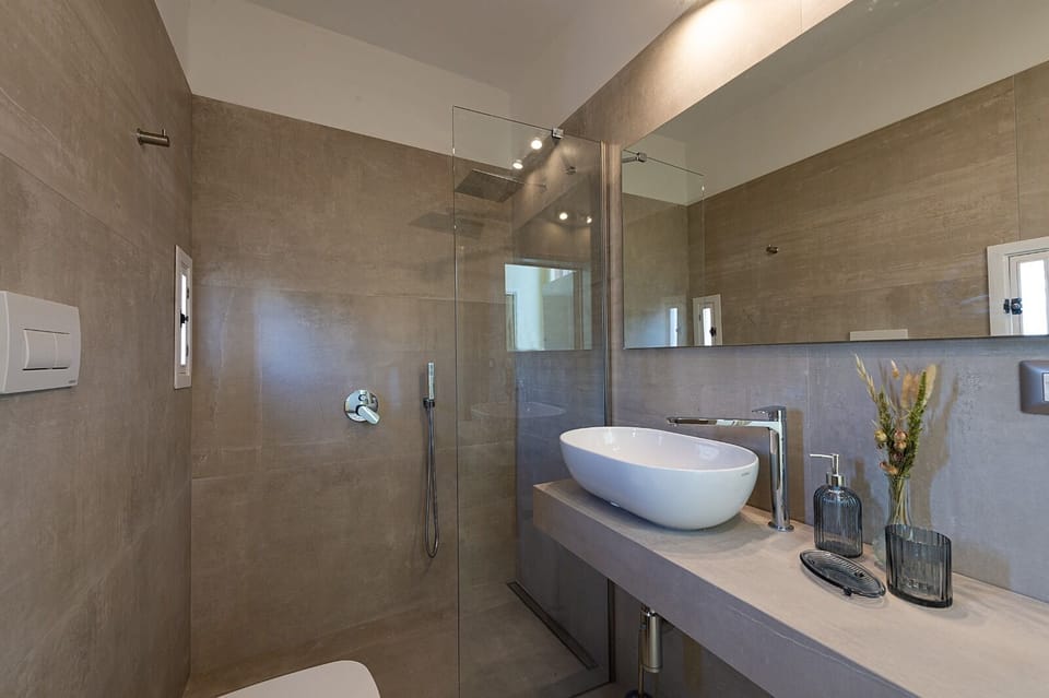 Amore e Psiche | Bathroom | Shower, rainfall showerhead, free toiletries, hair dryer