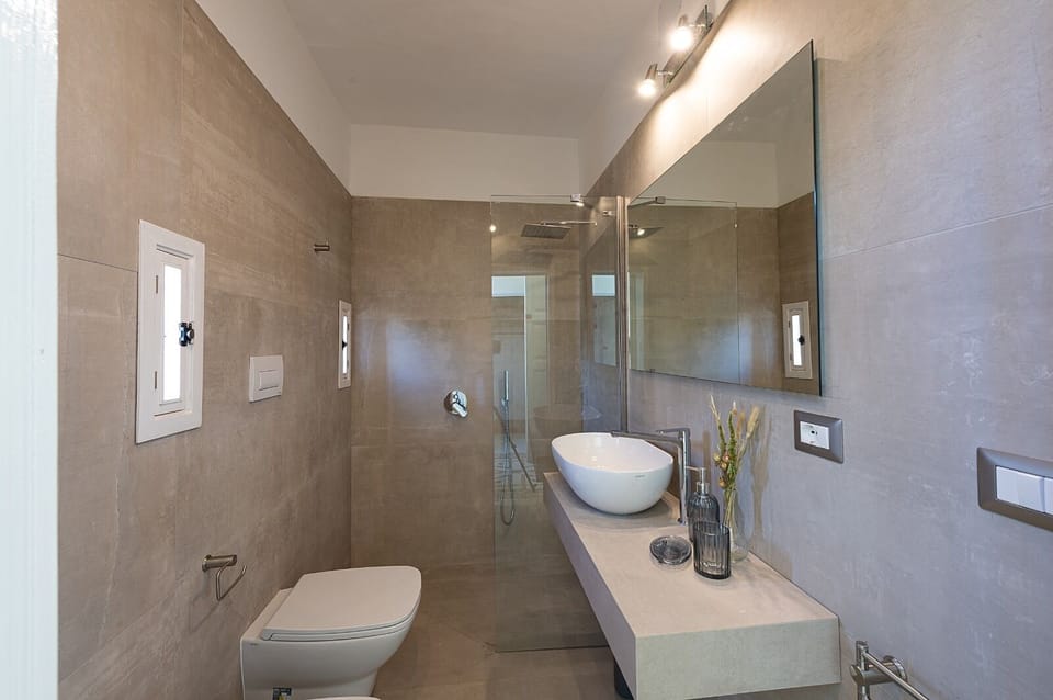Amore e Psiche | Bathroom | Shower, rainfall showerhead, free toiletries, hair dryer
