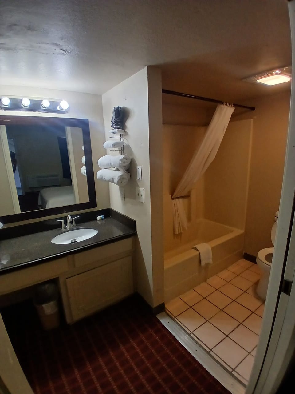 Basic Single Room | Bathroom | Combined shower/tub, towels, toilet paper