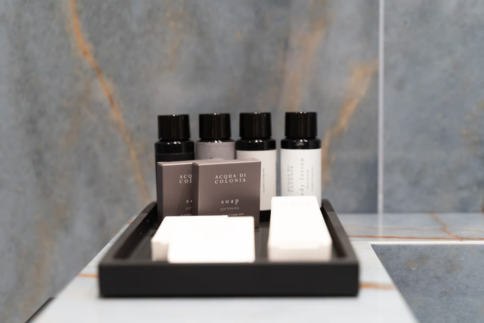 Royal Room | Bathroom | Shower, free toiletries, hair dryer, bathrobes