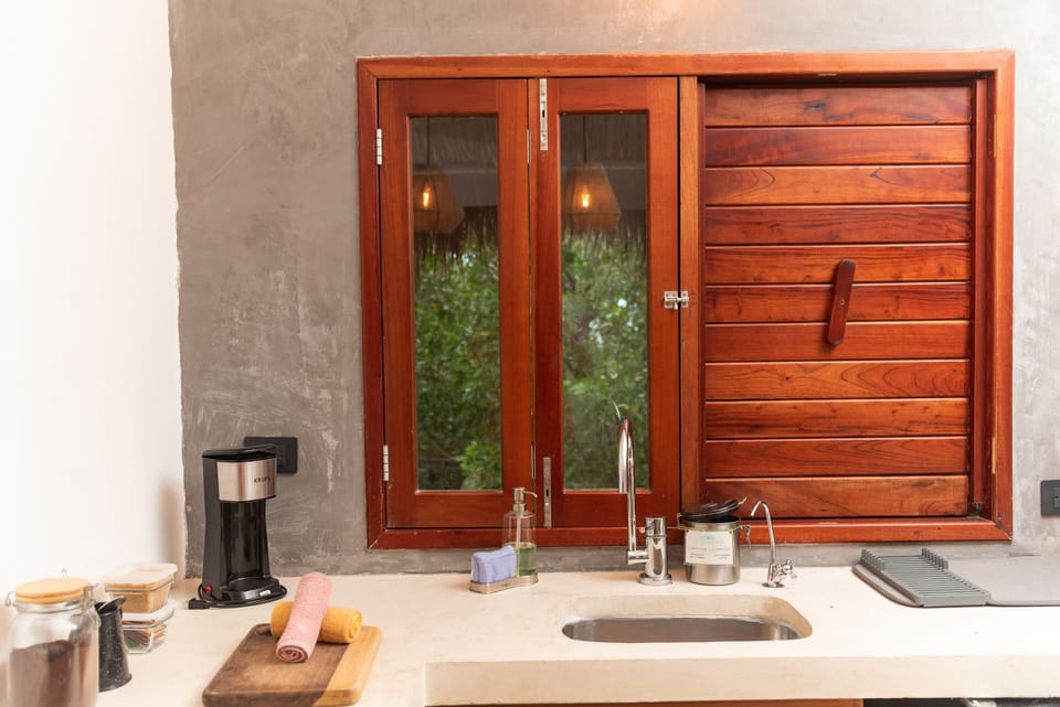 Studio, Kitchenette | Private kitchen | Mini-fridge, coffee/tea maker, blender, cookware/dishes/utensils