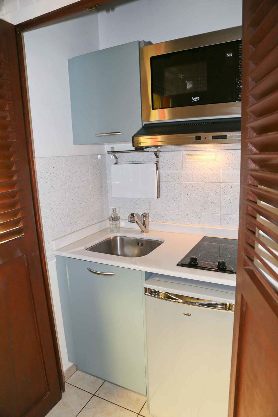 Classic Duplex, Garden Area | Private kitchenette | Fridge, microwave, stovetop, electric kettle