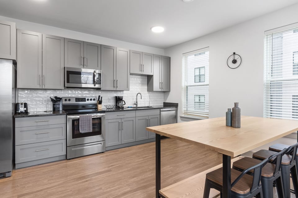Full-size fridge, microwave, oven, dishwasher