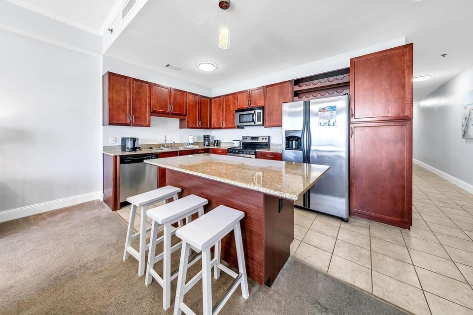 Condo, 1 King Bed with Sofa bed (Laketown Wharf 2017) | Private kitchen | Oven, toaster