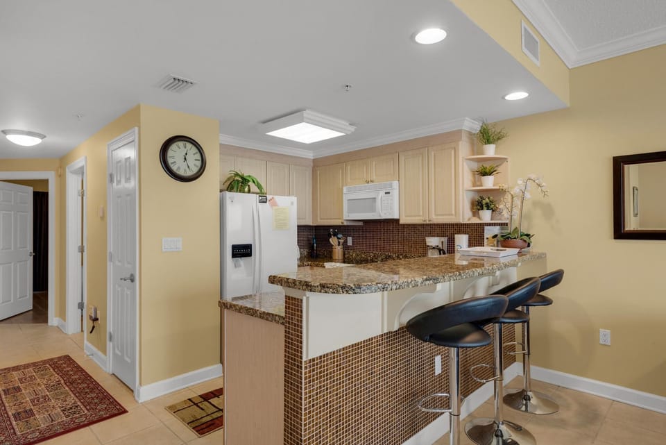 Condo, Multiple Beds (Boardwalk 1405) | Private kitchen | Oven, toaster
