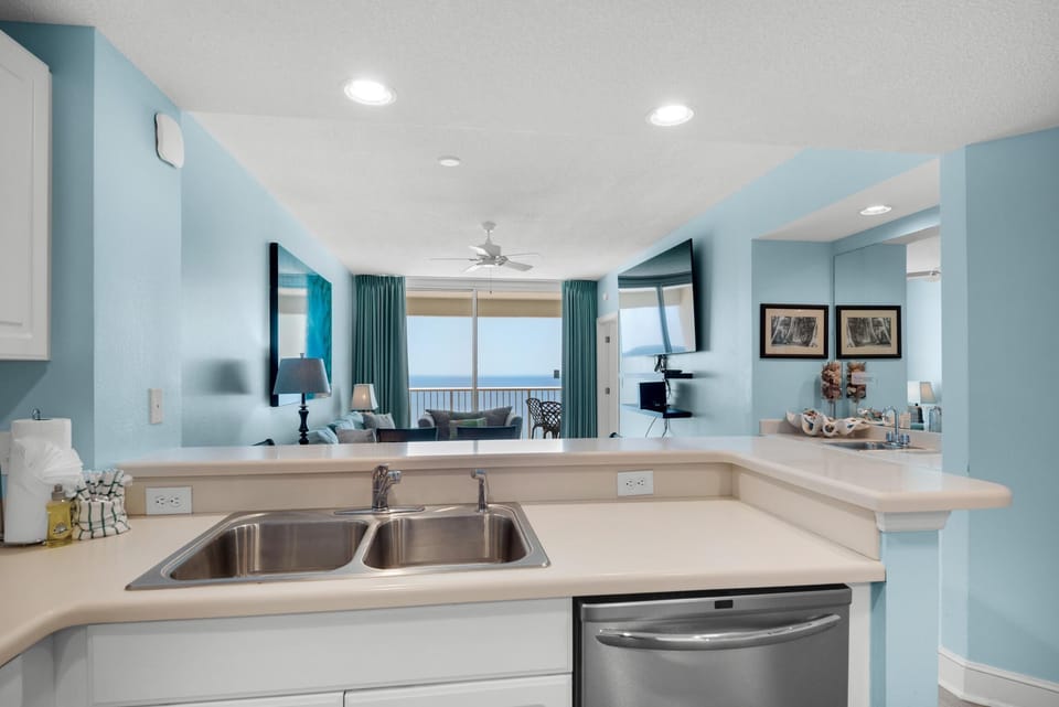 Condo, Multiple Beds (Majestic Beach Towers 2-1905) | Private kitchen | Oven, toaster