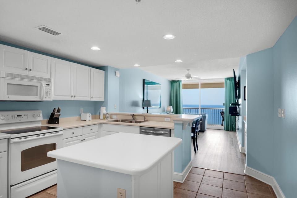 Condo, Multiple Beds (Majestic Beach Towers 2-1905) | Private kitchen | Oven, toaster