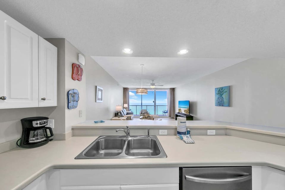 Condo, 1 King Bed with Sofa bed (Majestic Beach Towers 2-1803) | Interior