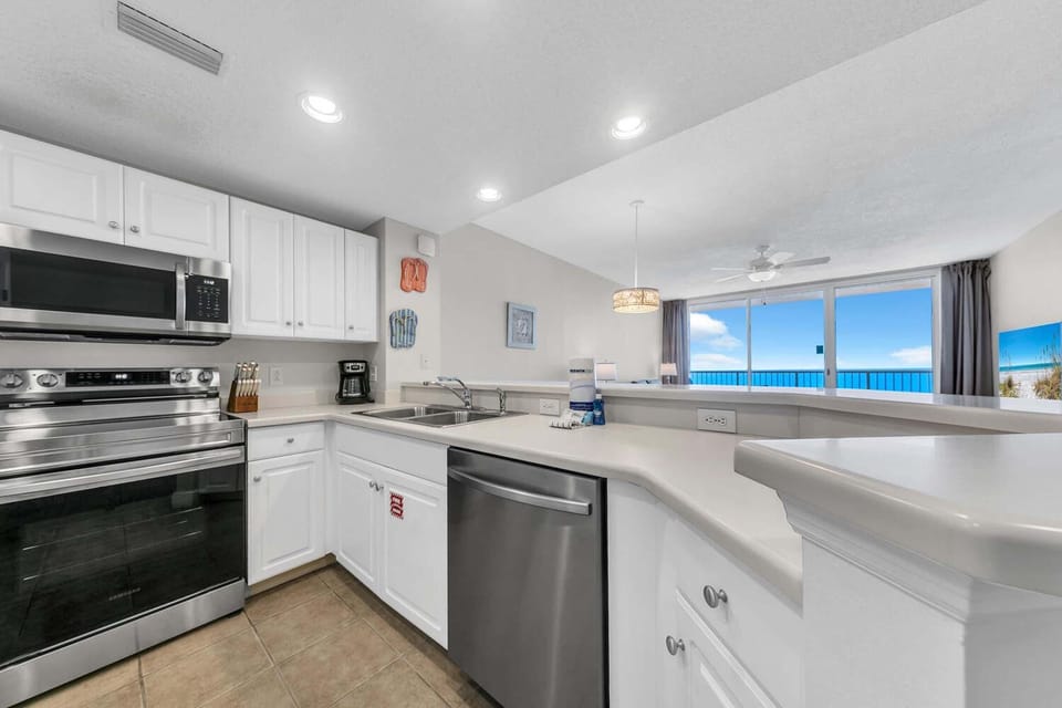 Condo, 1 King Bed with Sofa bed (Majestic Beach Towers 2-1803) | Private kitchen | Oven, toaster